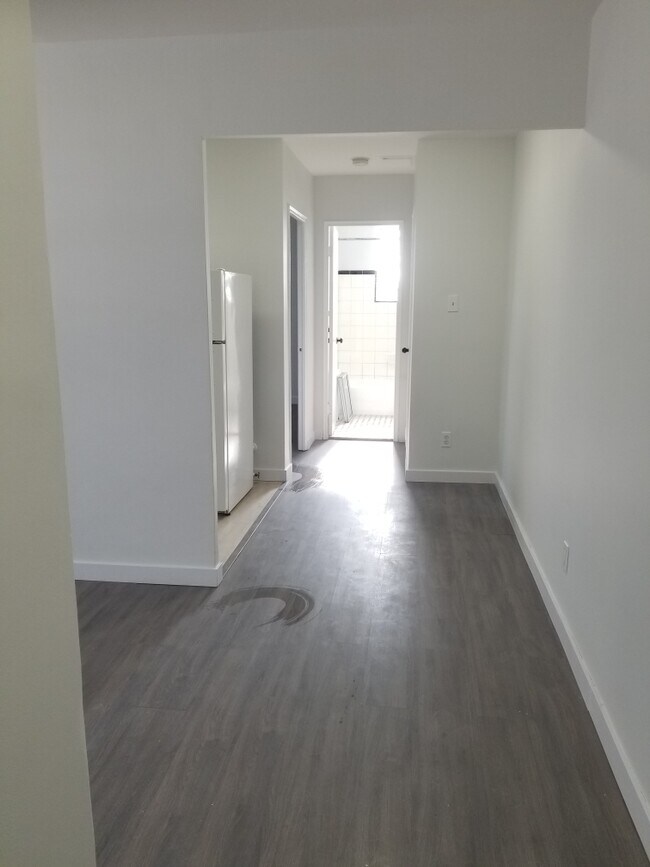 Building Photo - 494 Mortimer Av