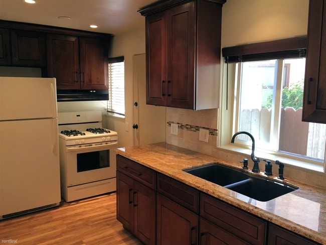 Building Photo - 1 br, 1 bath House - 830 1/2 Maple St