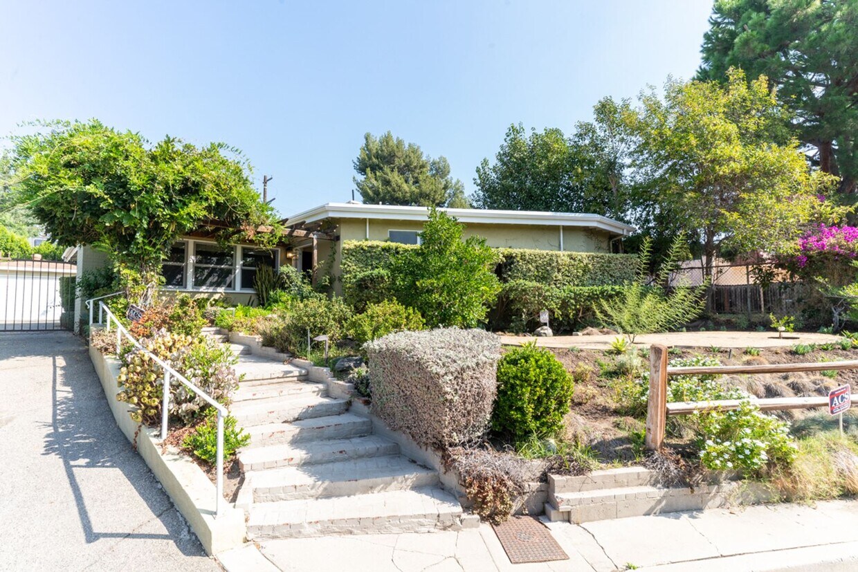 Primary Photo - Beautiful 3b2b Home with Private Fenced Ya...