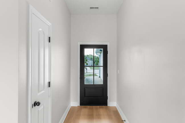 Foto del edificio - 1704 Ballentine Ln