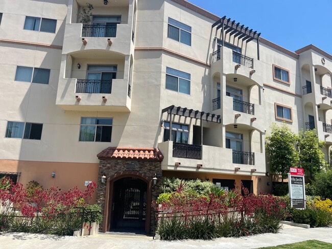 Building Photo - 4440 Vantage Ave