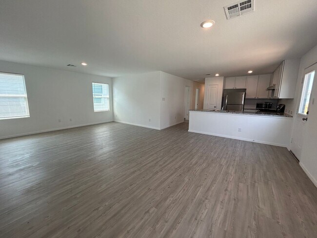 Foto del edificio - **APPLICATION RECEIVED** BEAUTIFUL 3 Bedroom / 2 Bath Home w/ Community Park & Pool!