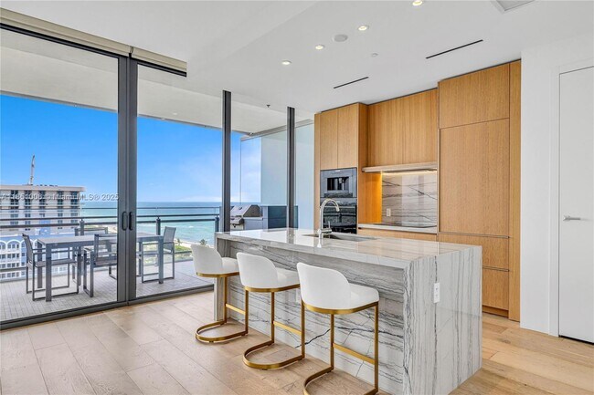 Foto del edificio - 8701 Collins Ave