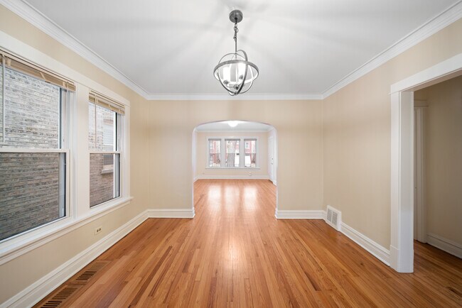 Foto del edificio - 5717 N McVicker Ave