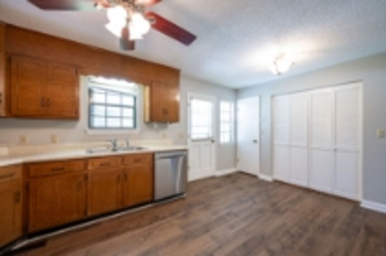 Foto principal - This beautifully updated brick home in Har...
