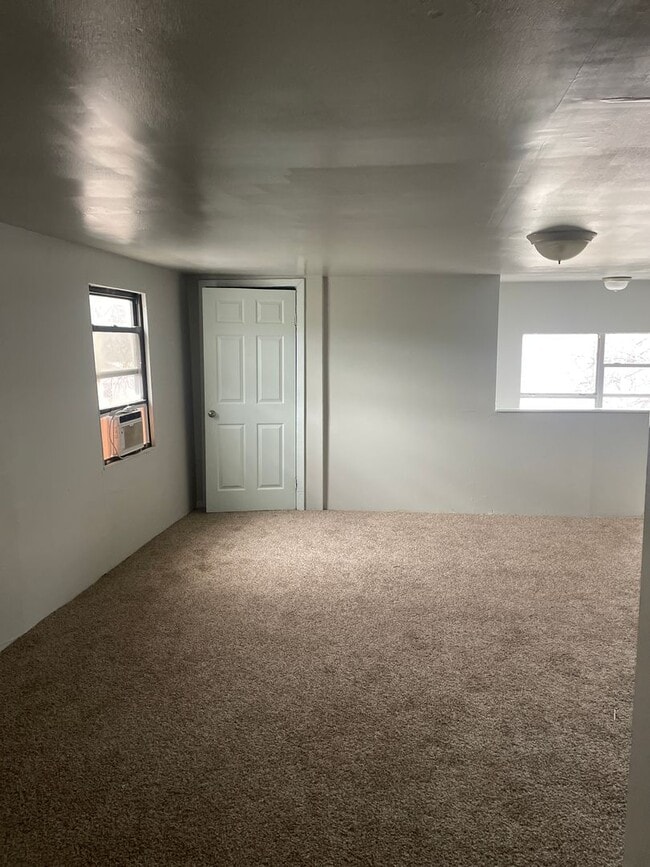 Building Photo - UPSTAIRS ONE BEDROOM!