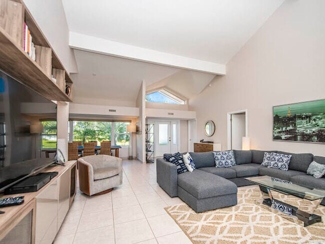 Building Photo - 7840 Golf Paradise Way