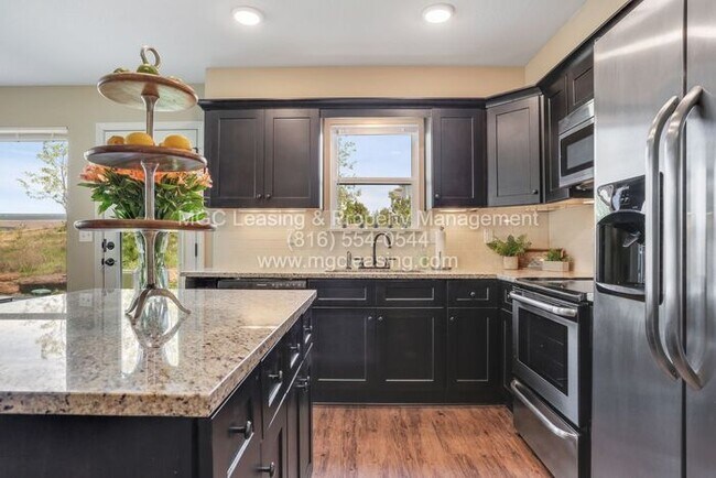 Foto del edificio - Elegant Finishes with Full Basement - North Kansas City!