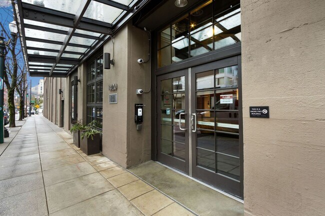 Foto del edificio - Chic, urban 1-bdrm/1-bath Pearl condo—Peaceful, In-unit w/d, 14-ft ceilings, deeded parking