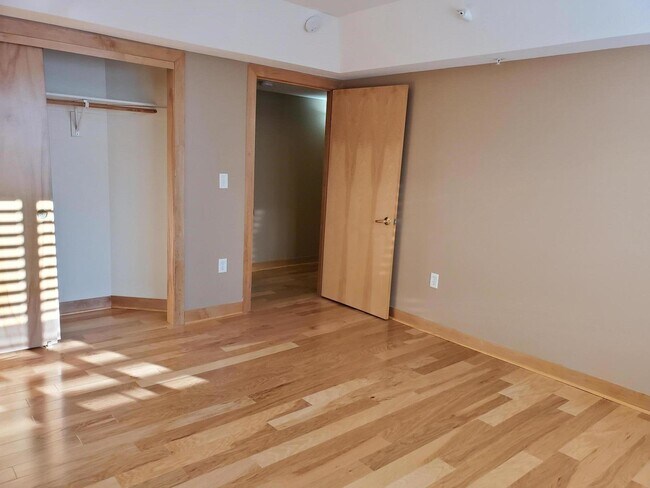 Foto del edificio - 415 N Lake St Port