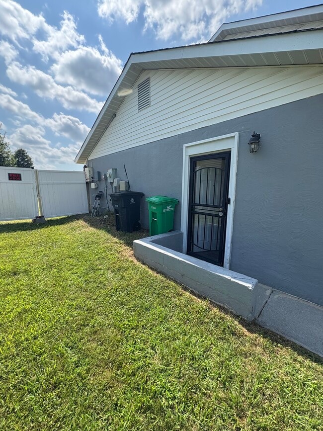 Building Photo - 5017 Rodgers Dr