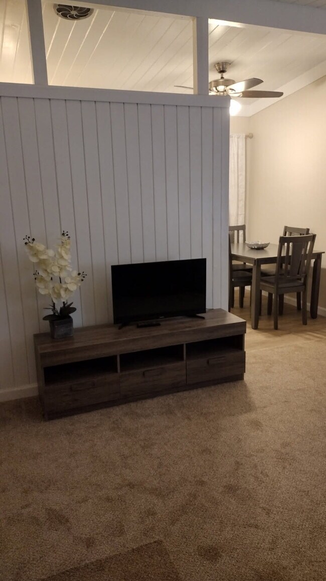 Foto del edificio - 533 E Avenue Q12