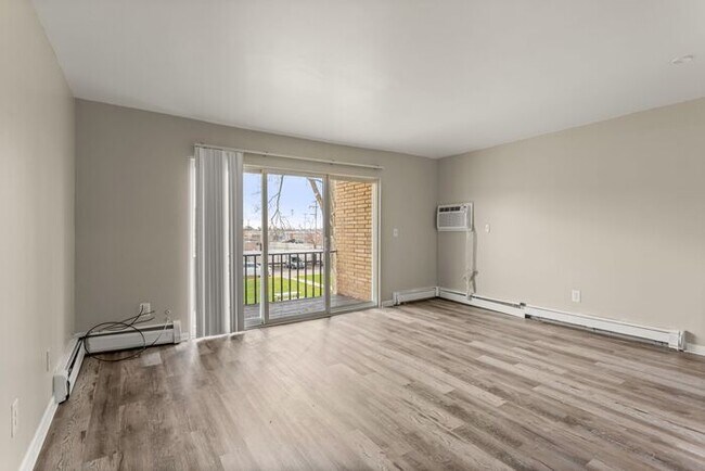Foto del edificio - Beautiful 3 bedroom with updates galore- HEAT, Water and Sewer included !