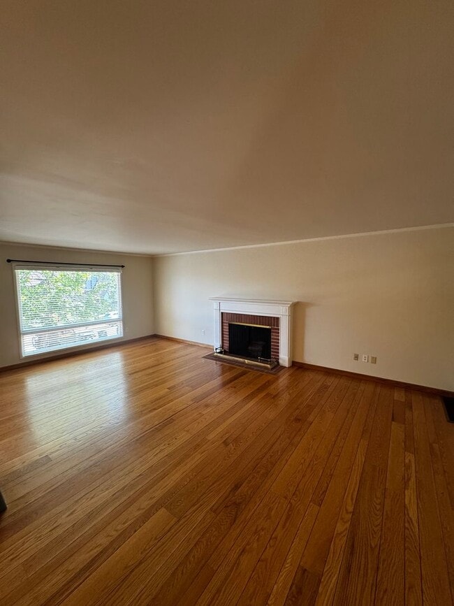 Building Photo - Charming Home in Coveted Baywood Neighborh...