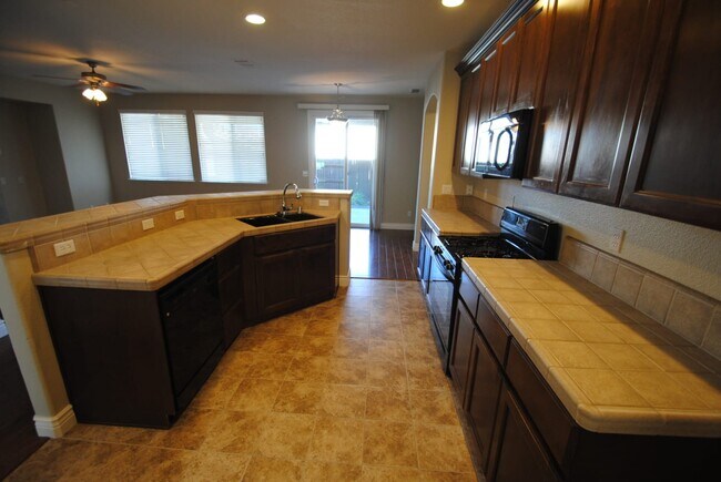 Building Photo - 465 Elmwood Ct