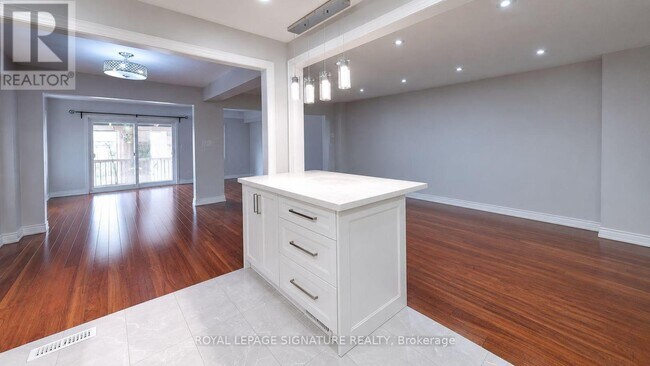 Building Photo - 74 Deanscroft Square