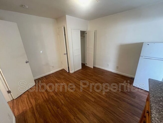Building Photo - 522 41st St