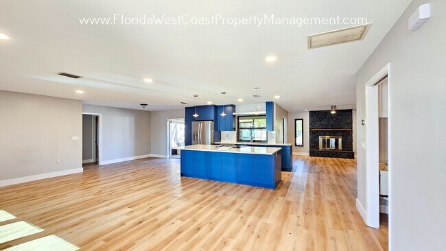 Building Photo - SPACIOUS 3 BEDROOM/2 BATH HOME WITH LARGE ...