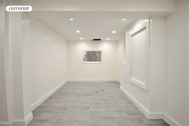 Building Photo - 140 E 42nd St