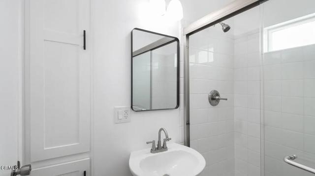 Foto del edificio - 230 N Hollywood Way