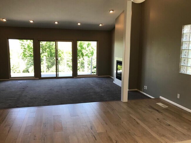 Building Photo - 3635 Cove Point Dr