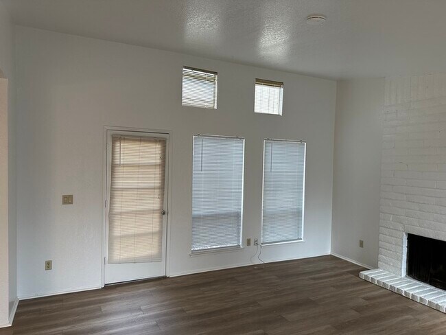 Building Photo - Stockton 2 Bedroom 1 Bath Duplex