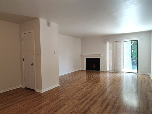 Foto del edificio - Move-In ready condo located in the Heathst...