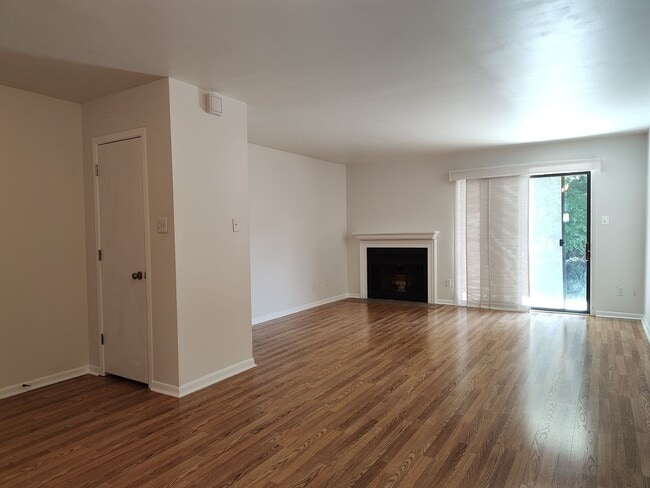 Building Photo - Move-In ready condo located in the Heathst...