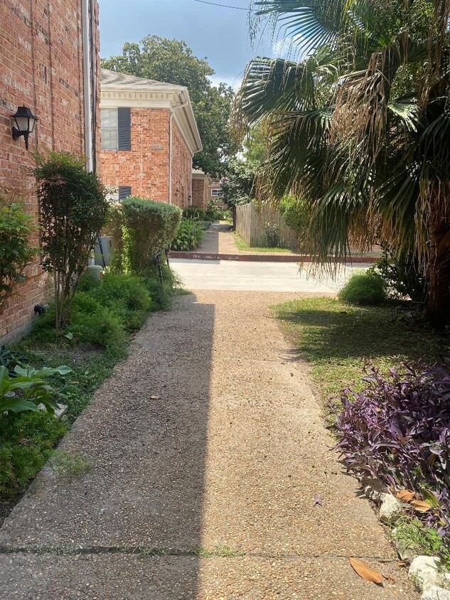 Building Photo - 2822 Briarhurst Dr