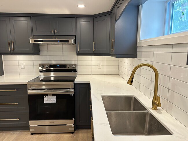 Photo du bâtiment - Fantastic 2-Bedroom Legal Apartment for Rent in Whitby