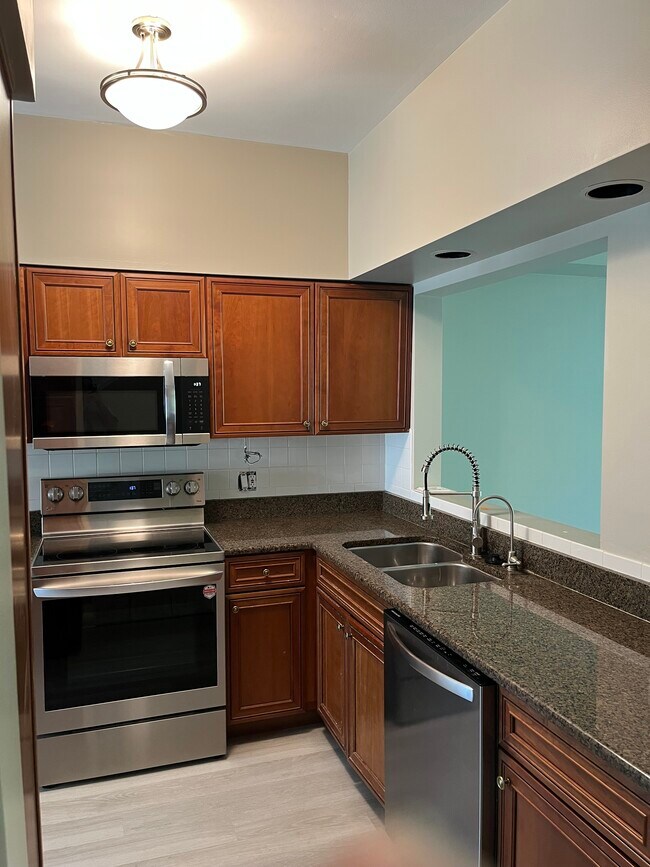 Aparato de acero inoxidable. - 378 White Oak Ln