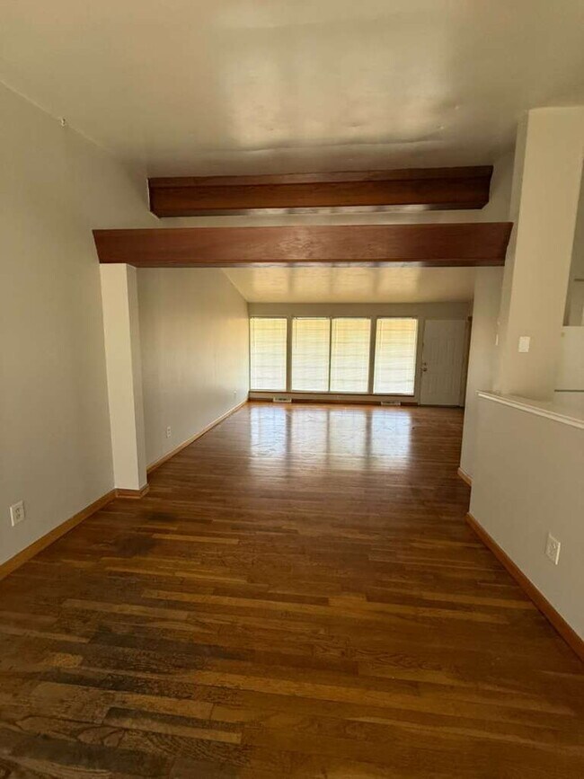 Foto del edificio - "Charming 3-Bed, 1 bath Sanctuary on Hallstead Drive - A Cozy 1189 Sq. Ft. Gem in St. Louis!"  No...