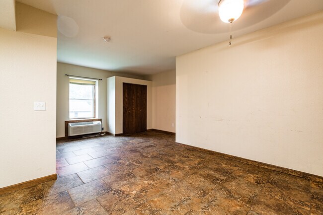 Building Photo - 685 W 5th St