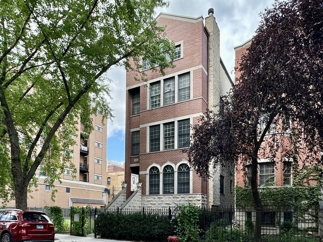 Building Photo - 934 W Leland Ave