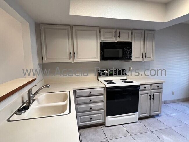 Building Photo - Catalina Foothills Townhouse