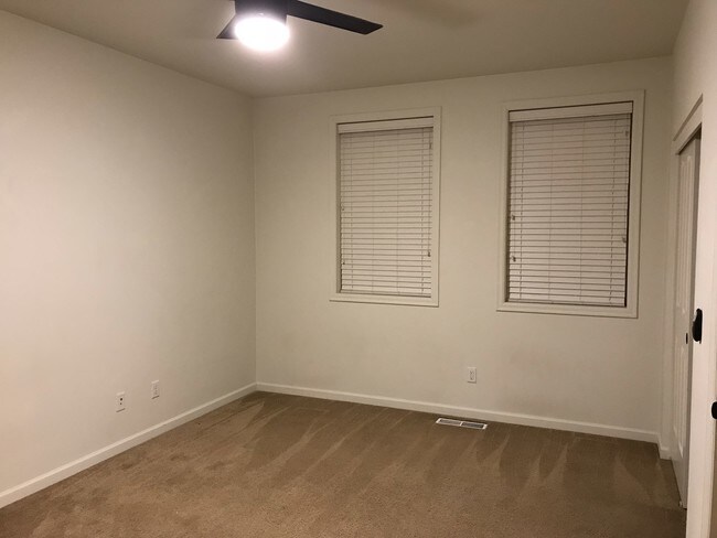 Office/Den Man cave Spare room - 3181 SE BROOKWOOD Ave