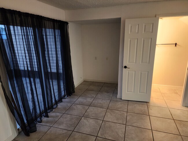 Foto del edificio - 3001 S Pines Dr