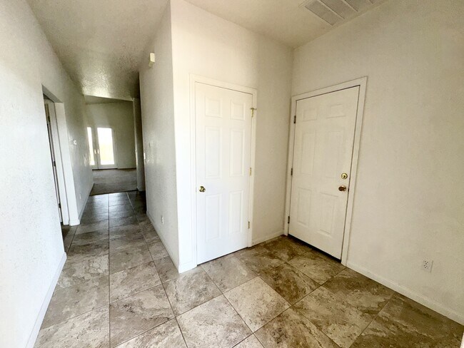 Foto del edificio - 20796 Village Pkwy