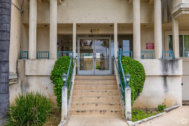 Entrada - 400 W California Ave