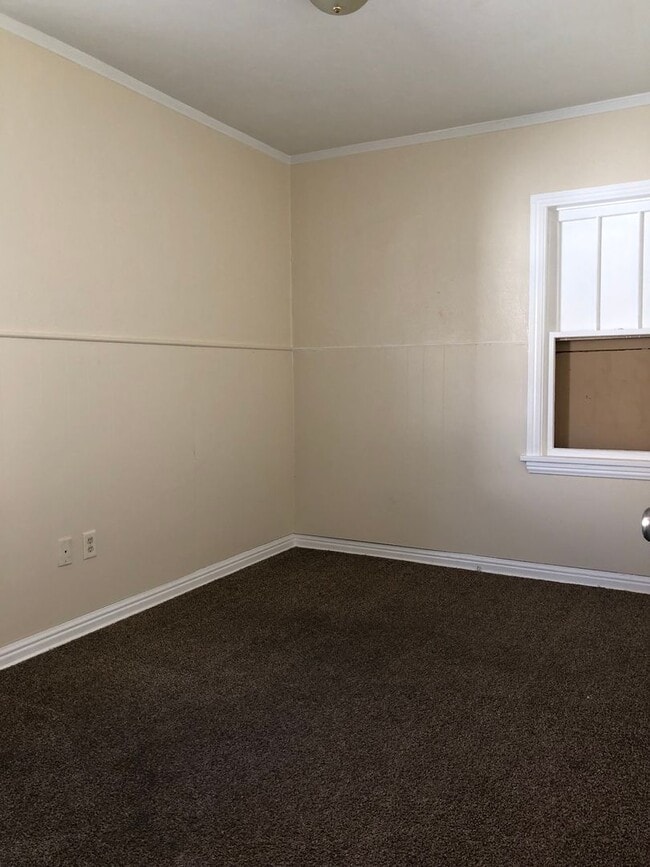 Building Photo - 2 bed Home for Rent with bonus room ....drive by and take a look