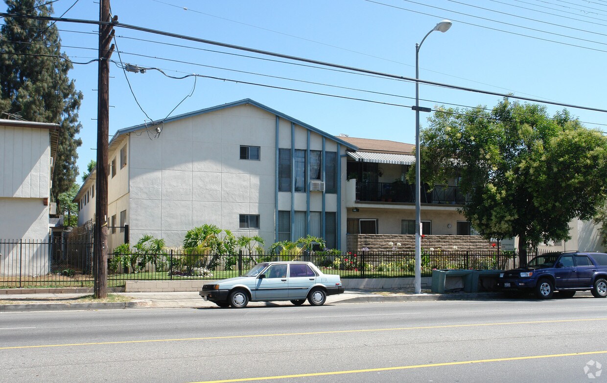 Building Photo - 12635 Vanowen St