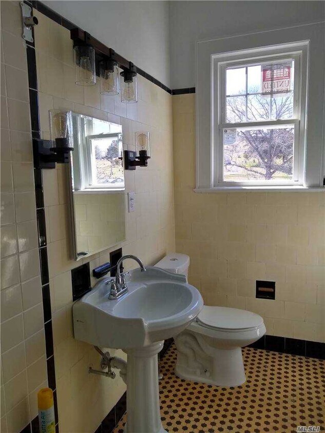 Building Photo - 16 Grandview St