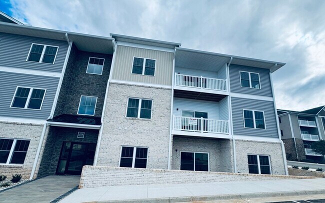 Foto del edificio - 1st Month Rent Free - THE CROWN AT CORNERSTONE