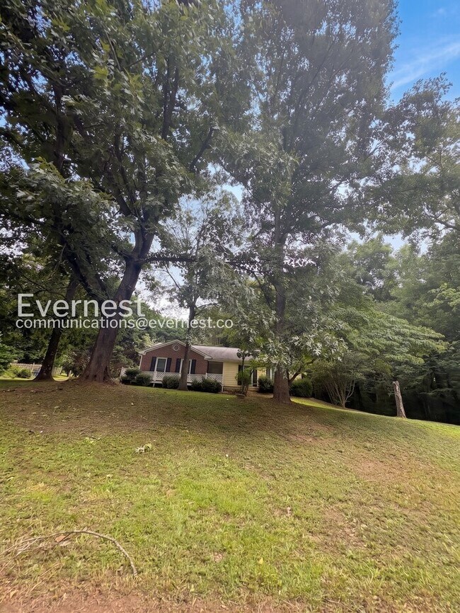 Foto del edificio - Spacious  Home with Deck, Patio, and Garage! / 3 Bed, 2 Bath / Available now!