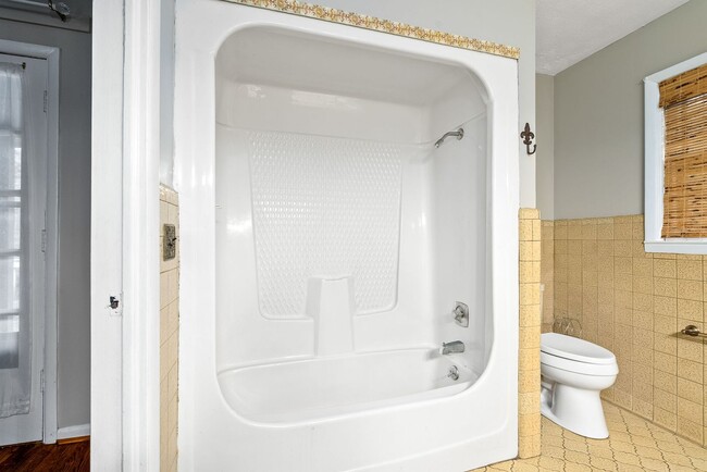 Building Photo - 302 Bowden Dr