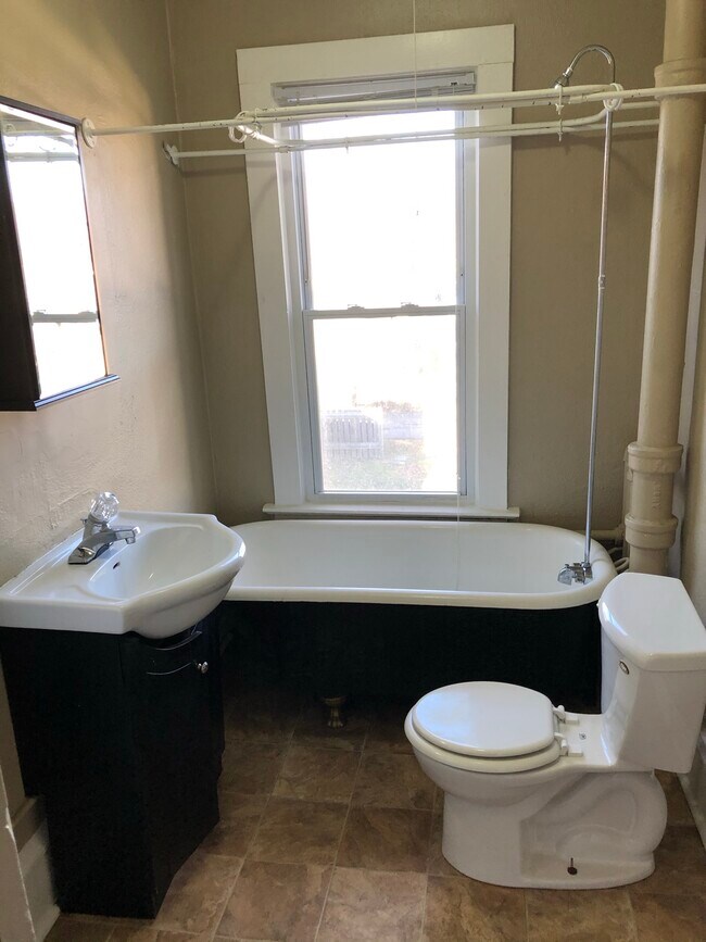 Bañera con patas de tamaño completo y ducha - 1749 Wordsworth Ave