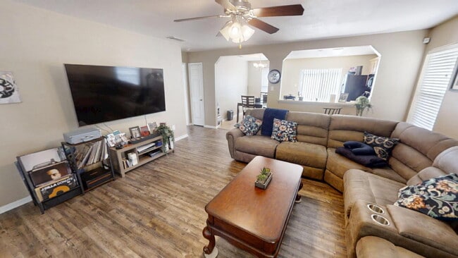 Building Photo - "Charming 3-Bedroom Home with 2 Baths on K...