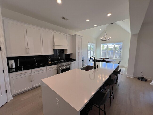 Foto del edificio - 607 Covington Walk Ln S