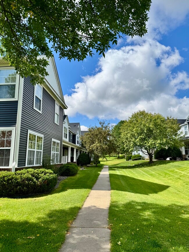 Building Photo - 6819 Narcissus Ln N