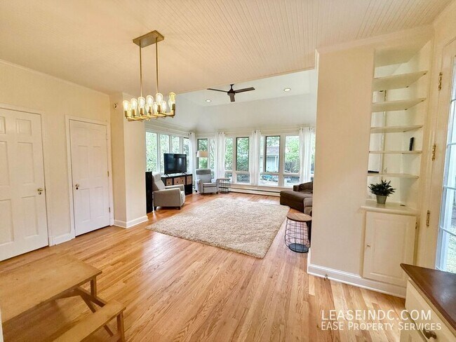 Foto del edificio - 4825 Butterworth Pl NW